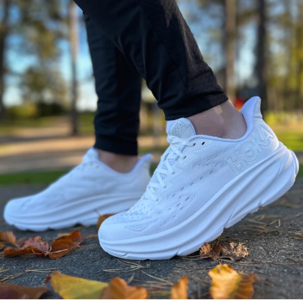 HOKA Clifton 9 EVERYDAY RUNNING women Shoes
size  12 White / White, like New.